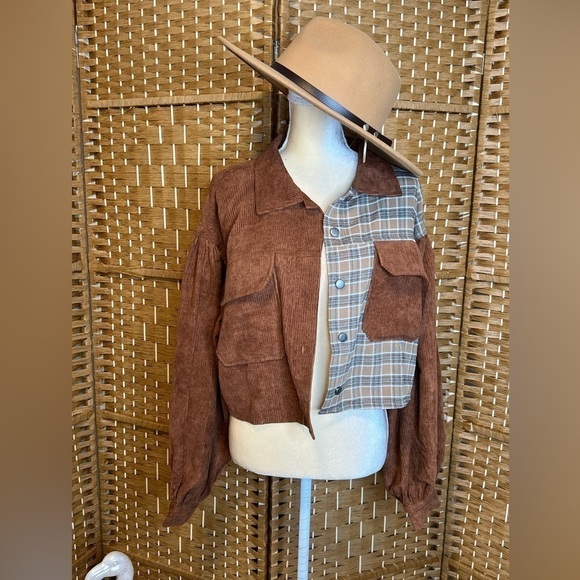 New Women’s Long Sleeve Button Plaid Corduroy Cropped Barn Jacket Size M - Picture 4 of 8